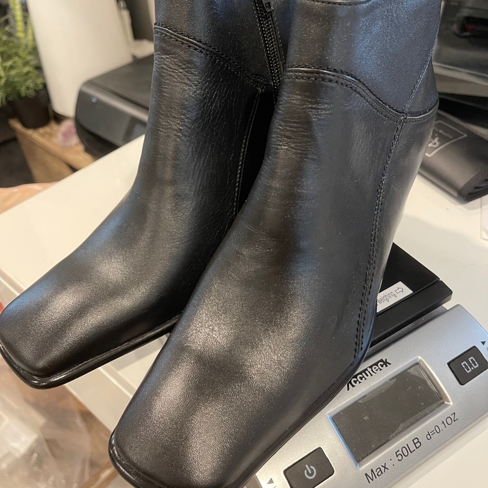 Woman boots size 7.5-8